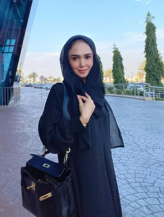 Yuni Shara pun didoakan agar tetap menggunakan hijab. [instagram/yunishara36].