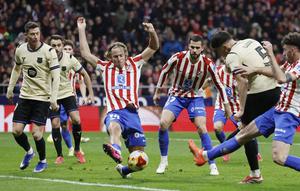 Bek Barcelona, Pau Cubarsi, mencetak gol yang kemudian dianulir ketika menghadapi Atletico Madrid dalam leg pertama semifinal Copa del Rey 2025/2026 di Metropolitano Stadium, Madrid, Jumat (13/2/2026) dini hari WIB. (Oscar DEL POZO / AFP)