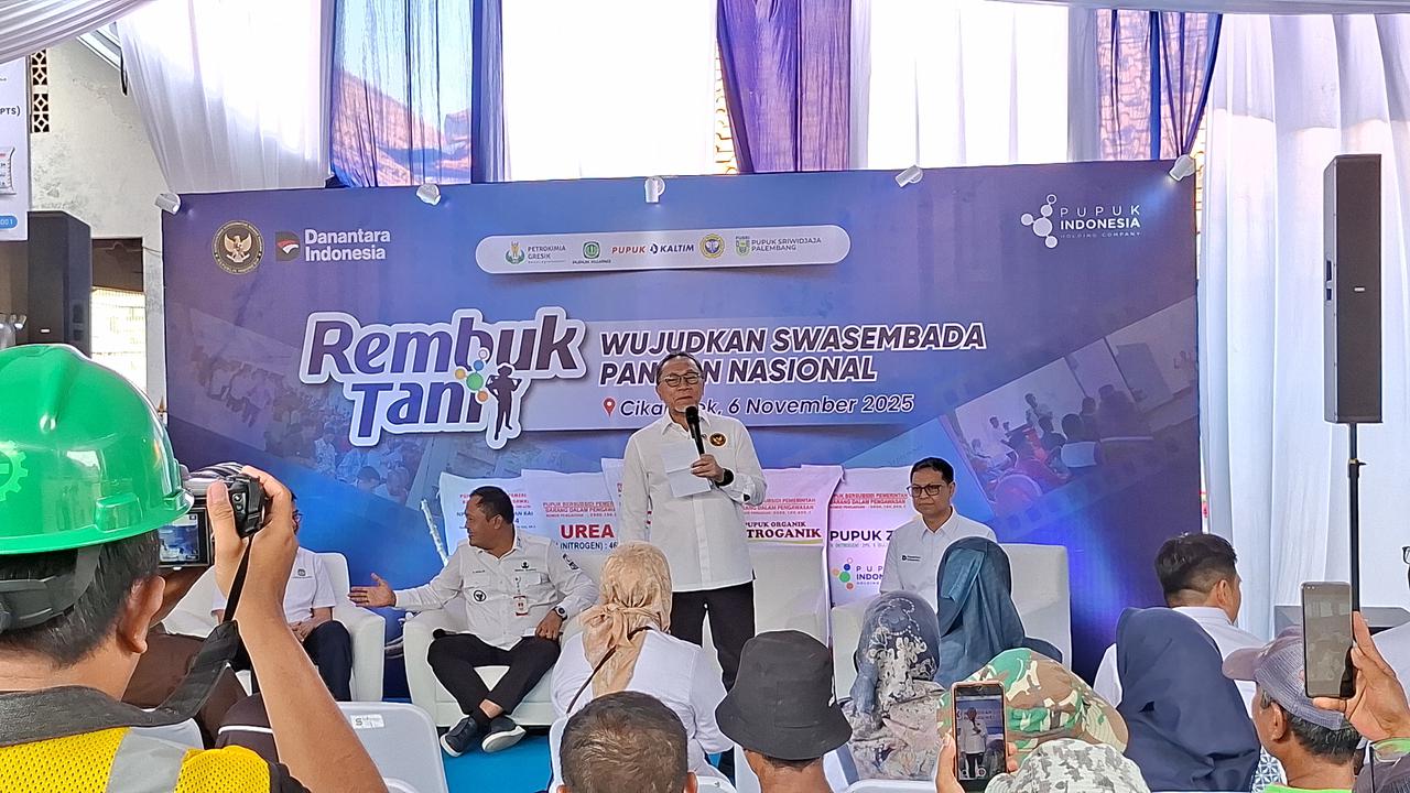 Menko Zulkifli Hasan Buka Peluang Tambah Pupuk Subsidi Tahun Depan