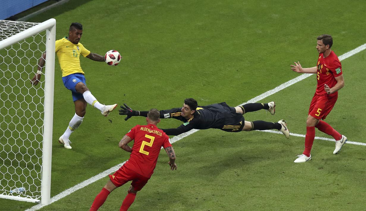 Kiper Belgia, Thibaut Courtois, berusaha mengamankan bola dari tendangan gelandang Brasil, Paulinho, pada laga perempat final Piala Dunia di Kazan Arena, Kazan, Jumat (6/7/2018). Belgia menang 2-1 atas Brasil. (AP/Thanassis Stavrakis)