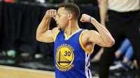 Gaya Stephen Curry (30) yang mengepalkan tangan usai mencetak poin saat melawan Portland Trail Blazers pada NBA Playoffs di Moda Center, Rose Quarter, (10/5/2016). (Mandatory Credit: Jaime Valdez-USA TODAY Sports)
