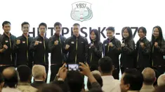 Tim Piala Thomas dan Uber Indonesia foto bersama saat acara pelepasan di Hotel Atlet Century, Senayan, Selasa (8/5/2018). Acara pelepasan tersebut sekaligus merayakan ulang tahun PBSI ke 67. (Bola.com/M Iqbal Ichsan)