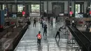 Sejumlah petugas bersama komunitas Pecinta Kereta Api RD One membersihkan lantai di sekitaran Stasiun Tanjung Priok, Jakarta Utara, Kamis (6/4). (Liputan6.com/Gempur M. Surya)