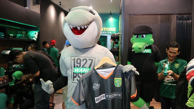 Jersey pramusim Persebaya dibanderol Rp 250 ribu, bisa diperoleh di Persebaya store. (Bola.com/Aditya Wany)
