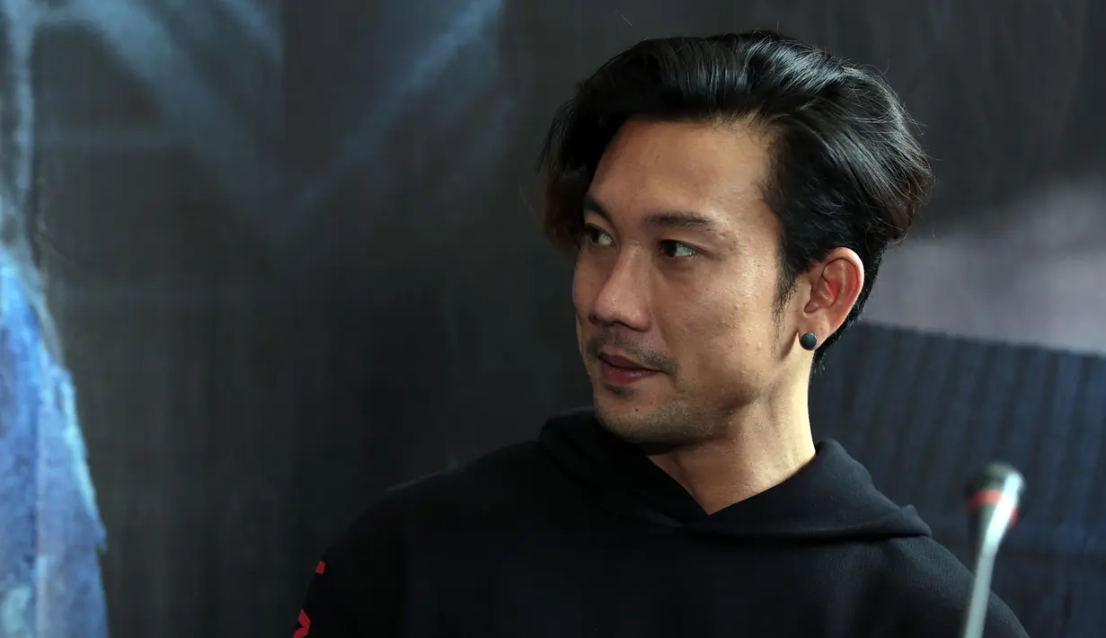 Pemeran dalam film The Doll itu mengaku banyak wanita yang mendekat. Namun, ia sendiri sangat berhati-hati. Denny juga masih tetap melihat bibit bebet dan bobotnya. (Deki Prayoga/Bintang.com)