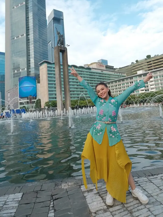 Rossa saat Tampil di CFD Bundaran HI mengenakan kebaya. [@itsrossa910]