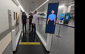 Kantor Imigrasi Kelas I Khusus TPI Soekarno-Hatta mulai uji coba layanan terbaru berupa koridor gate, sebuah sistem otomatisasi yang dirancang untuk akses penumpang yang lebih cepat, efisien, dan tanpa hambatan atau seamless.