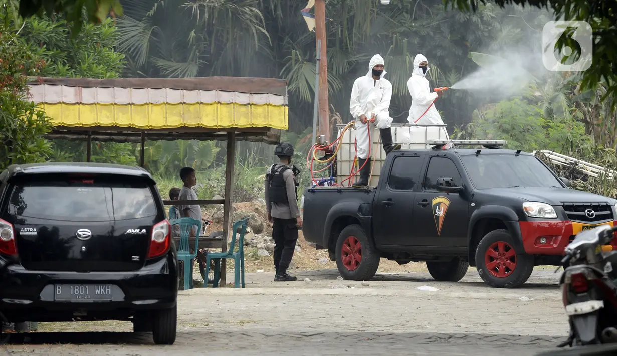 Anggota Brimob Batalion A Ciputat melakukan penyemprotan disinfektan di kawasan Bambu Apus, Tangerang Selatan, Banten, Selasa (4/8/2020). Penyemprotan terhadap rumah, sekolah, serta masjid tersebut dilakukan untuk mencegah penyebaran COVID-19 yang terus meningkat. (merdeka.com/Dwi Narwoko)