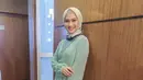 Dress warna hijau mint dengan aksen puff yang dikenakan Melody Laksani terlihat cocok dipadukan dengan hijab warna broken white. (Instagram/melodylaksani92).