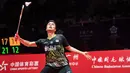 Tunggal putra Indonesia, Anthony Ginting, berusaha mengembalikan kok saat melawan tunggal Jepang, Kento Momota, pada BWF World Tour 2019 di Tianhe Gymnasium, Guangzhou, Minggu (15/12). Ginting kalah 21-17, 17-21 dan 14-21 dari Momota. (AFP/STR)