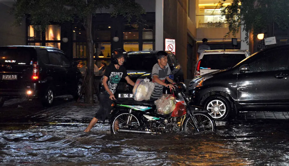 Hujan deras yang mengguyur Jakarta pada Senin (11/8/2014) menyebabkan banjir di sejumlah wilayah, salah satunya kawasan Kemang. (Liputan6.com/Miftahul Hayat)