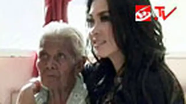 Syahrini Hibur Diri di Panti Jompo