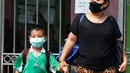 Seorang anak laki-laki mengenakan masker saat dijemput orang tuanya di Bangkok, Thailand (30/1).  Pihak berwenang tengah berjuang untuk mengelola krisis polusi yang telah menimbulkan kekhawatiran. (AP Photo/Sakchai Lalit)