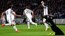 Pemain Juventus, Marko Pjaca (kedua kiri) melakukan selebrasi usai mencetak satu gol ke gawang Porto pada leg pertama babak 16 besar Liga Champions di Estadio do Dragao, Porto, Rabu (22/2). Juventus menang 2-0 atas Porto. (FRANCISCO LEONG/AFP)