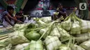 Hari Raya Idul Fitri di Indonesia sangat identik sekali dengan kehadiran beberapa makanan tertentu, di antaranya adalah ketupat yang sering menjadi teman untuk makan opor ayam dan kuahnya. (Liputan6.com/Johan Tallo)