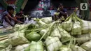 <p>Hari Raya Idul Fitri di Indonesia sangat identik sekali dengan kehadiran beberapa makanan tertentu, di antaranya adalah ketupat yang sering menjadi teman untuk makan opor ayam dan kuahnya. (Liputan6.com/Johan Tallo)</p>