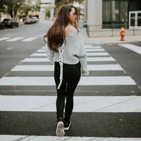 ilustrasi jalan kaki/Photo by Brooke Cagle on Unsplash