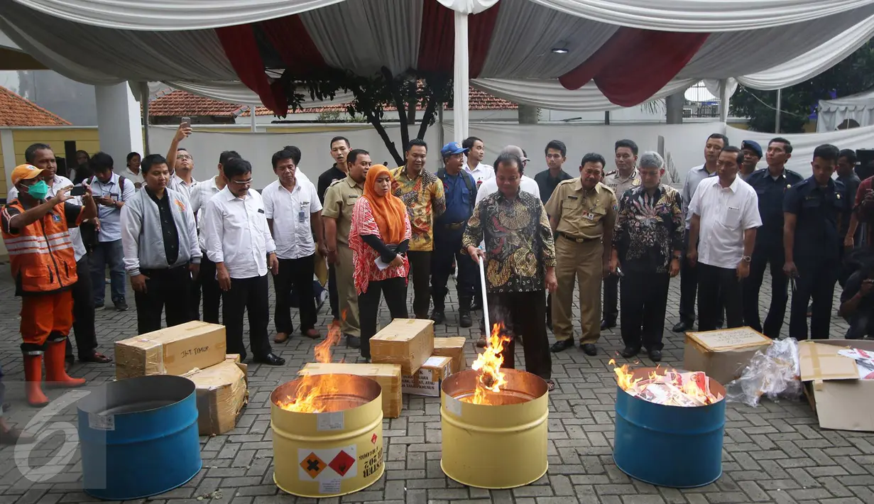 Suasana pembakaran surat suara yang rusak di Kantor KPUD DKI Jakarta, Selasa (14/2). KPUD DKI memusnahkan 46.628 surat suara, dengan rincian 22.444 surat suara yang cacat atau rusak serta 24.184 surat suara baik sisa. (Liputan6.com/Immanuel Antonius)