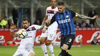 Duel pemain Inter Milan, Mauro Icardi (kanan) dan pemain Cagliari, Vasco Oliveira pada lanjutan Serie A di San Siro stadium, Milan, (17/4/2018). Inter menang 4-0. (AP/Antonio Calanni)
