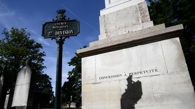 Sebuah kuburan terlihat di pemakaman Pere Lachaise di Paris (22/7/2019). Pemakaman Père adalah salah satu pemakaman terbesar di Paris (luasnya sekitar 44 hektar 110 acre). (AFP Photo/Philippe Lopez)