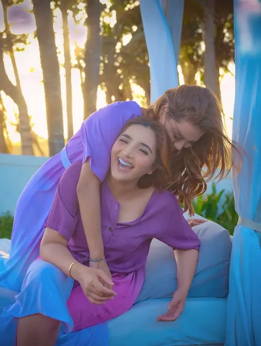 Kini Ashanty mengaku tengah membiasakan diri berjauhan dengan Aurel. Ia menyamakan kondisi sekarang ini dengan dirinya saat baru menjadi istri Anang Hermansyah kala itu. (Instagram/aurelie.hermansyah)