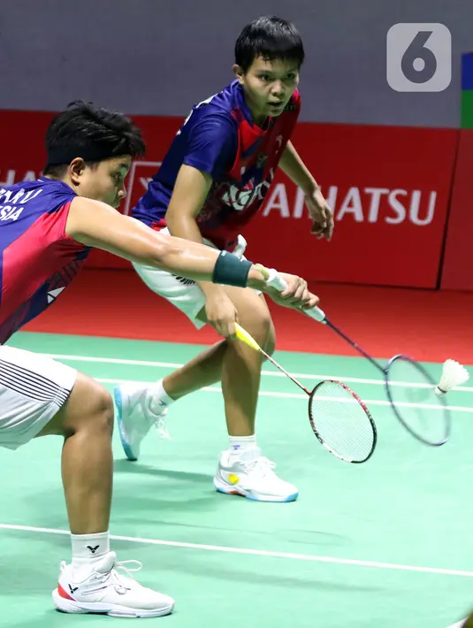 Pebulutangkis ganda putri Indonesia Apriyani Rahayu/Siti Fadia Silva Ramadhanti saat berlaga di babak Perempat Final Indonesia Masters 2023 melawan Jongkolphan Kititharakul/Rawinda Prajongjai (Thailand) di istora Senayan, Jakarta, Jumat (27/1/2023). Kekalahan dari Jongkolphan Kititharakul/Rawinda Prajongjai (Thailand) memupus asa Apriyani/Fadia untuk melaju ke babak semifinal Indonesia Masters 2023. (Liputan6.com/Helmi Fithriansyah)