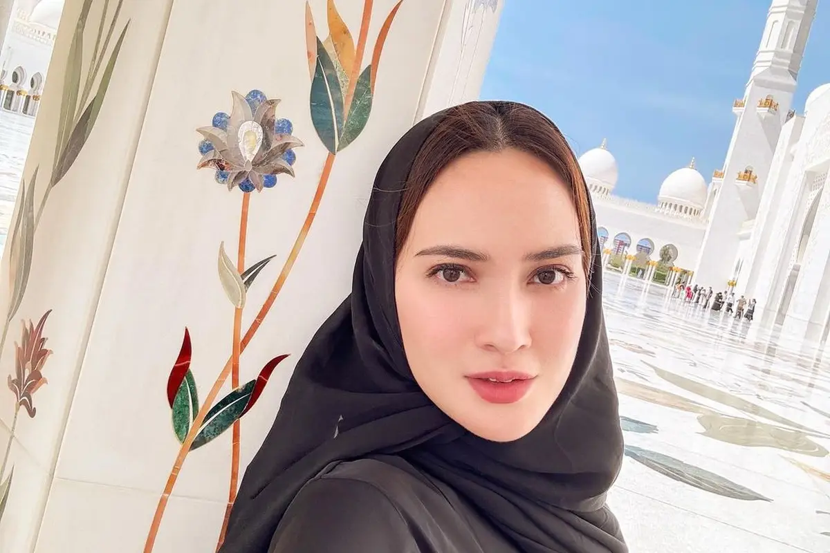 Shandy Aulia ke Masjid Agung Sheikh Zayed Abu Dhabi (Instagram/shandyaulia)