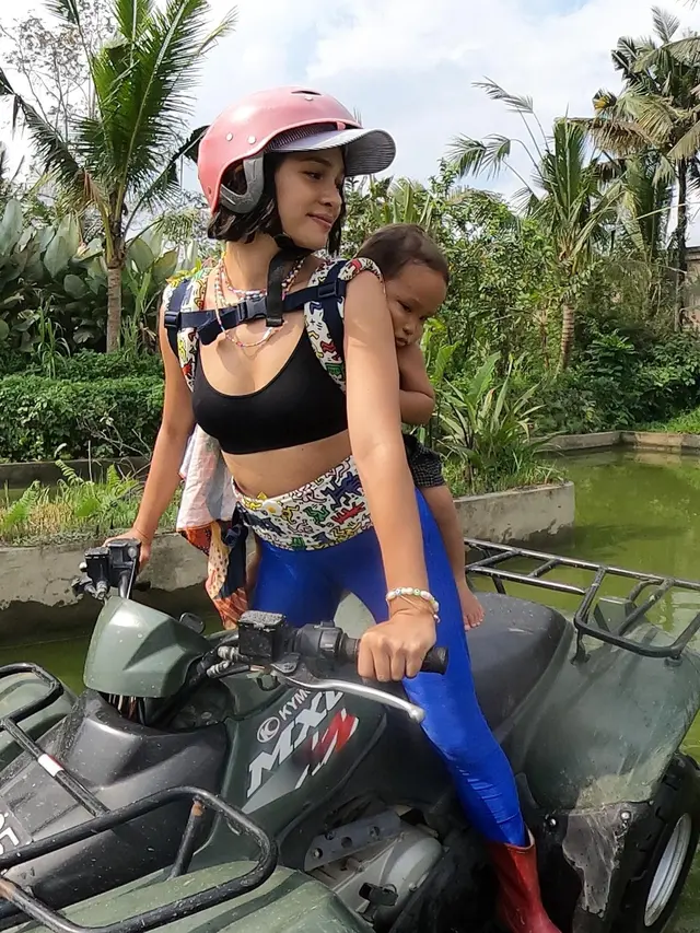 Sambil Gendong Buah Hati, Ini 6 Momen Andien Saat Main ATV