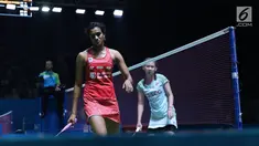 Tunggal putri India, V Sindhu Pusarla saat melawan pebulu tangkis Thailand, Pornpawee Chochuwong pada 32 besar Indonesia Open 2018, Istora GBK, Jakarta, Rabu (4/7). V Sindhu Pusarla unggul 21-15, 19-21, 21-13. (Liputan6.com/Helmi Fithriansyah)
