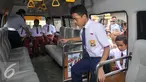 Sejumlah siswa saat menaiki bus sekolah khusus bagi pelajar penyandang disabilitas di Jakarta, Selasa (2/2). Pemprov DKI Jakarta melalui Dishub memfasilitasi kendaraan bus sekolah gratis untuk pelajar berkebutuhan khusus. (Liputan6.com/Gempur M Surya)