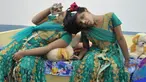 Veena (kanan) menggunakan cermin untuk melihat adiknya Vani saat berada di Rumah Anak di Hyderabad, India (2/1). Veena dan Vani adalah kembar siam dengan kepala yang menempel.  (AFP/Noah Seelam)