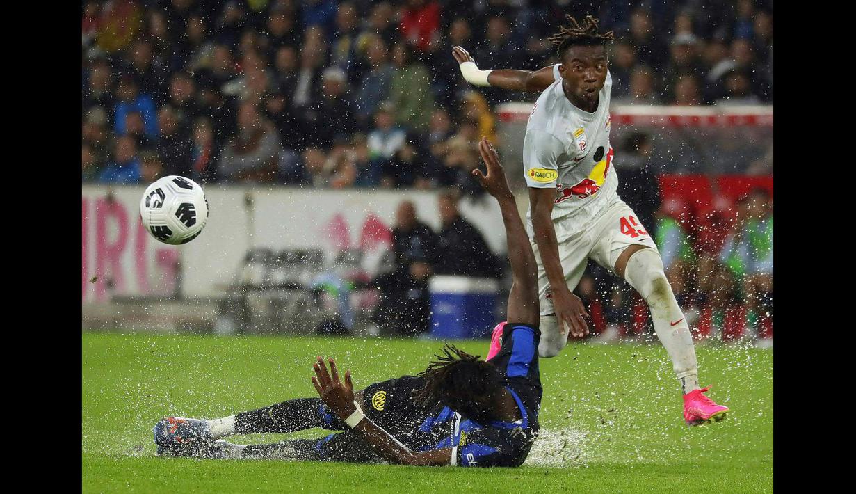 Pemain RB Salzburg, Nene Dorgeles (kanan) berebut bola dengan pemian Inter Milan, Juan Guillermo Cuadrado Bello pada laga uji coba pramusim di Red Bull Arena, Austria, 10 Agustus 2023 WIB. (AFP/APA/Krugfoto)