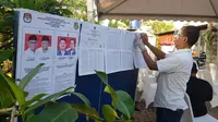 Petugas KPPS di TPS lokasi Bobby Nasution nyoblos