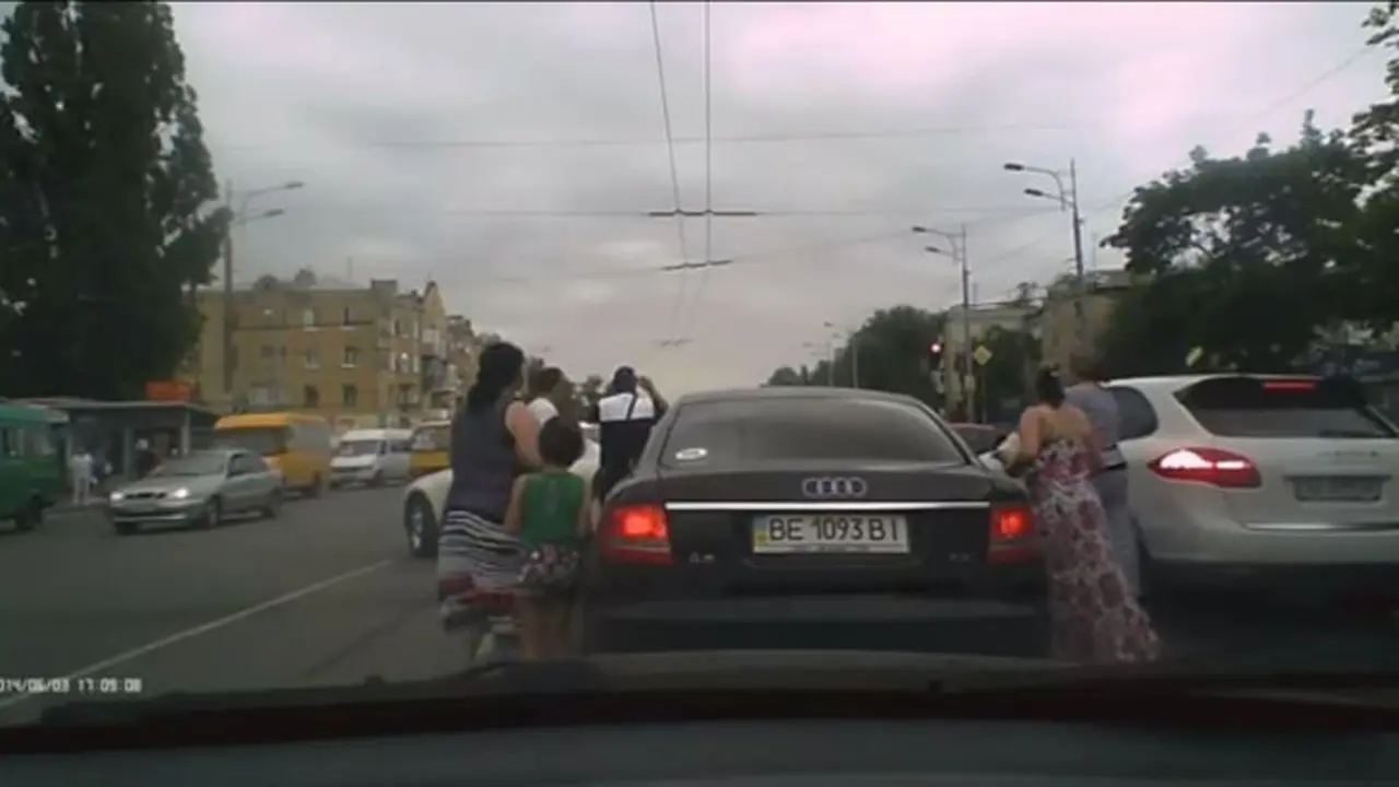 Hindari Wanita Seksi, Pengemudi Ford Mustang Senggol Audi A6