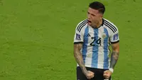 Gelandang Argentina, Enzo Fernandez merayakan gol kedua timnya saat bertanding melawan Meksiko pada grup C Piala Dunia 2022 di Stadion Lusail di Lusail, utara Doha pada 26 November 2022. Enzo ditebus dengan mahar 121 juta euro atau setara dengan Rp1,96 triliun dan menjadi pemain termahal dalam sejarah sepak bola Inggris. (AFP/Odd Andersen)