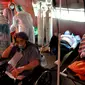 Pasien COVID-19 menjalani perawatan di dalam tenda darurat di RSUD Kota Bekasi, Jawa Barat, Jumat (25/06/2021). Puluhan pasien covid-19 saat ini dirawat dalam tenda darurat karena keterisian tempat tidur yang penuh akibat lonjakan kasus. (merdeka.com/Arie Basuki)