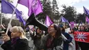 Para perempuan berbaris dengan membawa bendera dan plakat dalam sebuah unjuk rasa untuk memperingati Hari Perempuan Internasional di Bishkek pada 8 Maret 2025. (VYACHESLAV OSELEDKO/AFP)