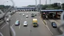 Arus kendaraan keluar pintu tol Cibubur Utama, Jakarta, Rabu (6/9). PT Jasa Marga akan melakukan perubahan sistem transaksi jalan tol Jagorawi dari sistem terbuka dan tertutup menjadi sistem terbuka. (Liputan6.com/Helmi Fithriansyah)