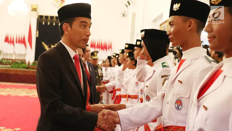 Jokowi Kukuhkan 68 Anggota Paskibraka 2017 di Istana Negara