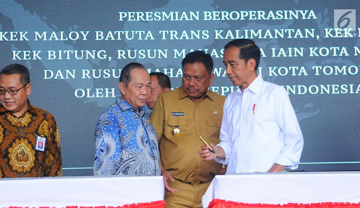 Presiden Joko Widodo (Jokowi) meresmikan proyek kawasan ekonomi khusus (KEK) di Bandara Samratulangi Manado, Sulawesi Utara, Senin (1/4). Jokowi meresmikan beroperasinya KEK Maloy Batuta Trans Kalimantan, KEK Morotai, KEK Bitung. (Liputan6.com/Angga Yunia