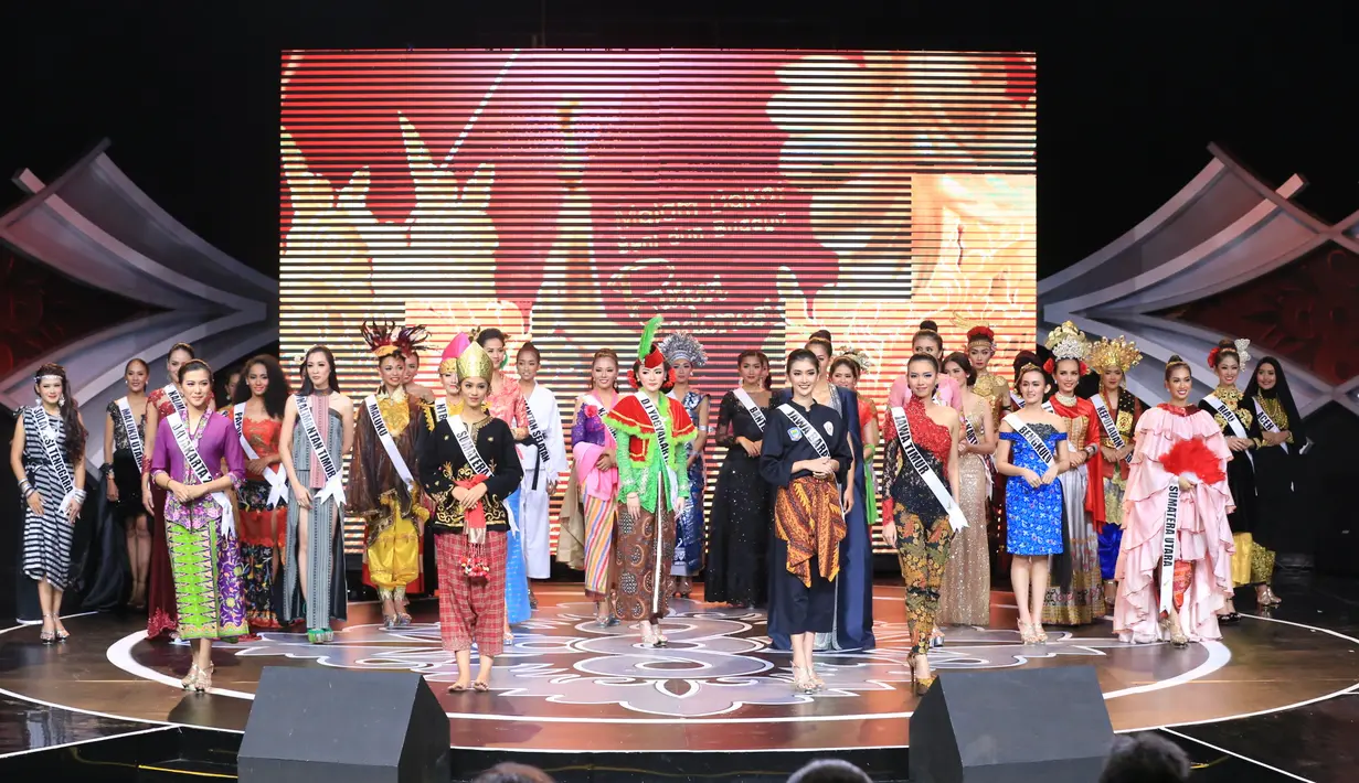 Sebelum sampai pada tahap final, para finalis Puteri Indonesia 2017 harus mengikuti serangkaian agenda. Salah satunya adalah Malam Bakat dan Seni Budaya, di mana mereka harus menampilkan kepiawaannya. (Adrian Putra/Bintang.com)