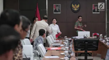 Menko PMK, Puan Maharani berjabat tangan dengan peserta Rapat Tingkat Menteri (RTM) di Kantor Kemenko PMK, Jakarta, Rabu (1/11). Rapat membahas implementasi Perpres 95/2017 tentang Peningkatan Prestasi Olah Raga Nasional. (Liputan6.com/Faizal Fanani)