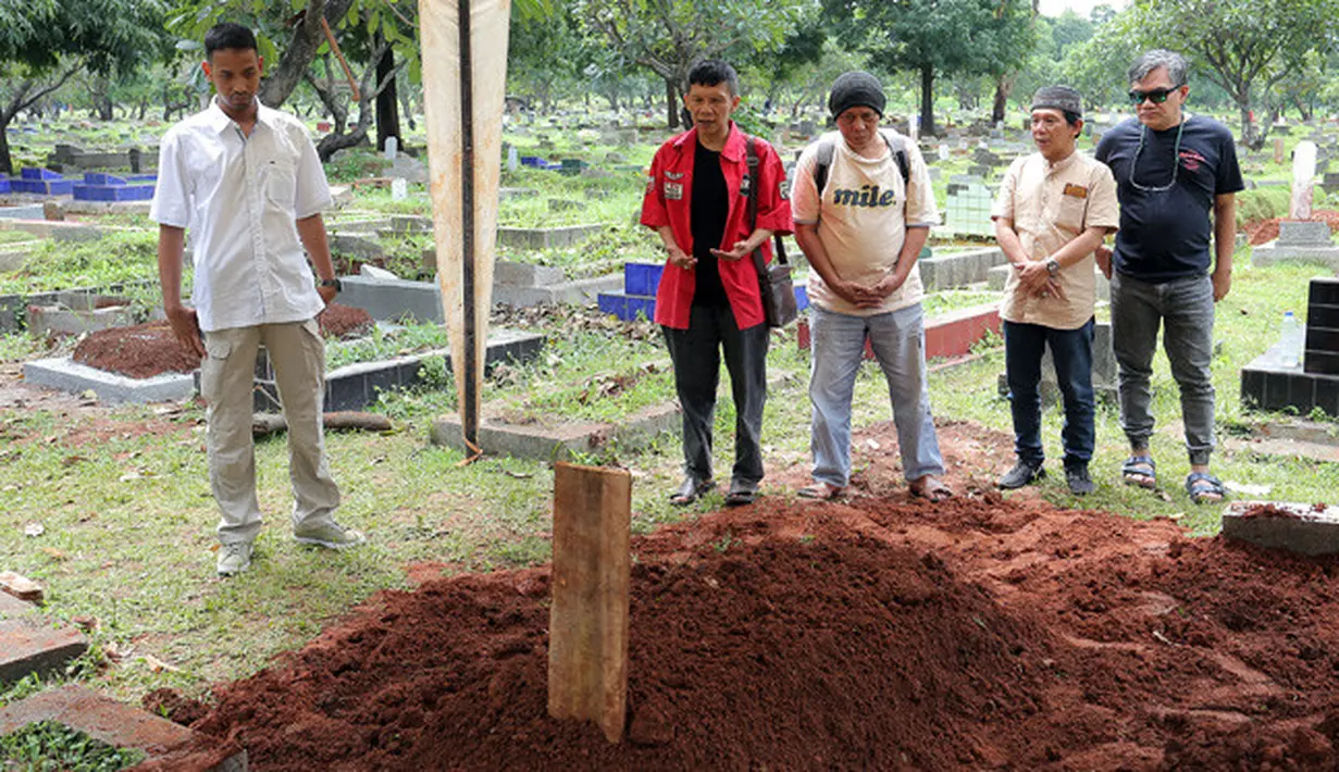 Ketika proses pemakaman sudah berlangsung, tidak seperti pemakaman pada umumnya di mana adanya batu nisan dan taburan bunga, namun terlihat di makam Alyah tidak ada batu nisan dan tabur bunga. (Deki Prayoga/Bintang.com)