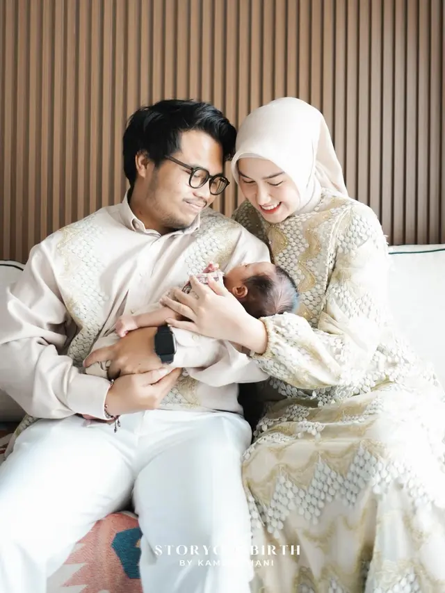 Ochi Rosdiana Saat Aqiqah Putra Pertamanya. [@ochi24]