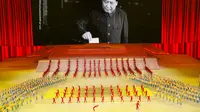 Mendiang pemimpin China Mao Zedong ditampilkan pada layar selama pertunjukan gala menjelang peringatan 100 tahun berdirinya Partai Komunis China di Beijing, China, 28 Juni 2021. Partai Komunis China akan merayakan HUT ke-100 pada 1 Juli 2021. (AP Photo/Ng Han Guan)