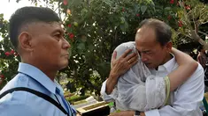 Terdakwa kasus Bank Century, Budi Mulya menghadiri pemakaman anaknya, Benny Mulya di TPU Karet Bivak, Jakarta, Senin (8/9/14). (Liputan6.com/Miftahul Hayat)