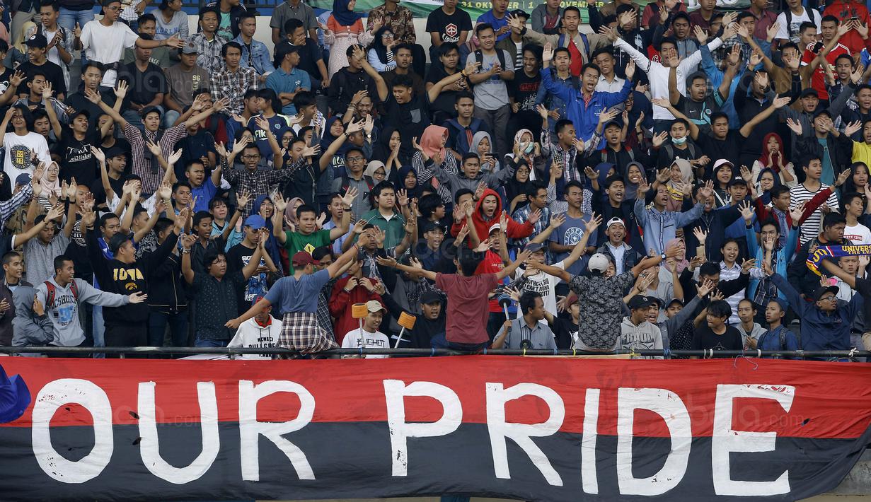 Suporter Universitas Negeri Malang (UM) memberikan dukungan pada laga final Torabika Campus Cup 2017 di Stadion UM, Malang, Kamis, (02/11/2017). UMM menang 2-0 atas UM. (Bola.com/M Iqbal Ichsan)