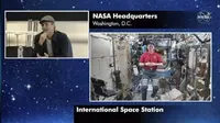 Brad Pitt wawancara dengan astronot NASA. Dok: NASA