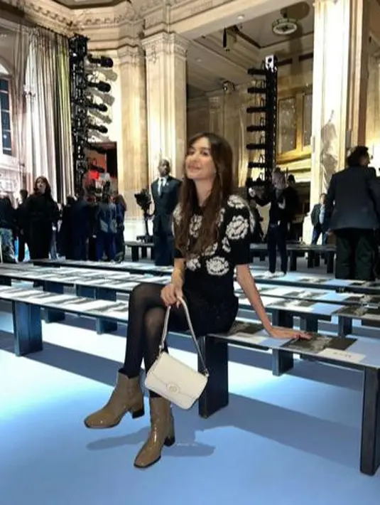 Mikha memilih tampilan serba hitam, mengenakan Tory Burch Rose Embroidered Sweater, Tinsel Tweed Mini Skirt. @miktambayong.