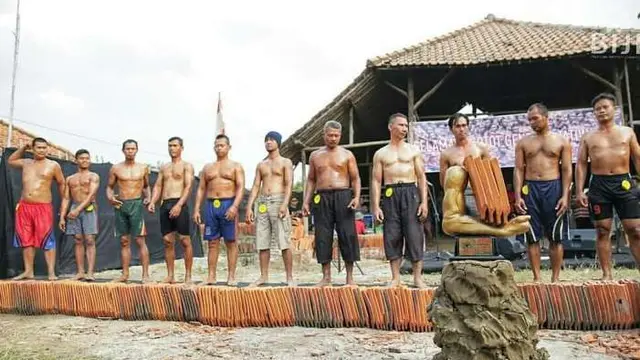 lomba unik pekerja genteng (foto: Instagram/@genpimajalengka)